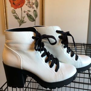 ✨MOVING SALE✨ White Boots w/black lace-up